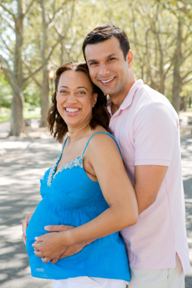 Hombre y mujer embarazada juntos