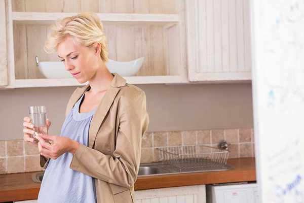 Mujer embarazada en cocina