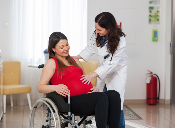 Mujer embarazada en silla de ruedas