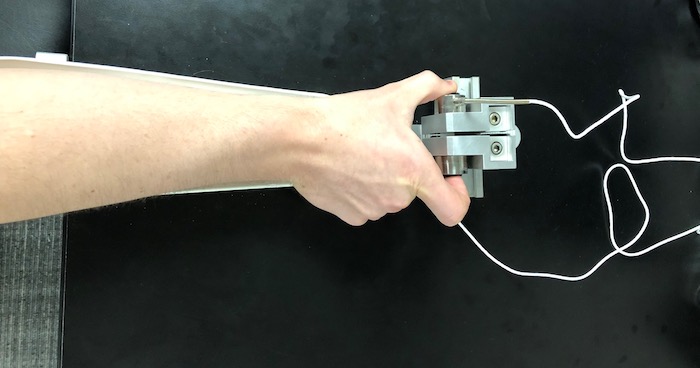 Una mano que sostiene el dispositivo utilizado para medir la fuerza de agarre.