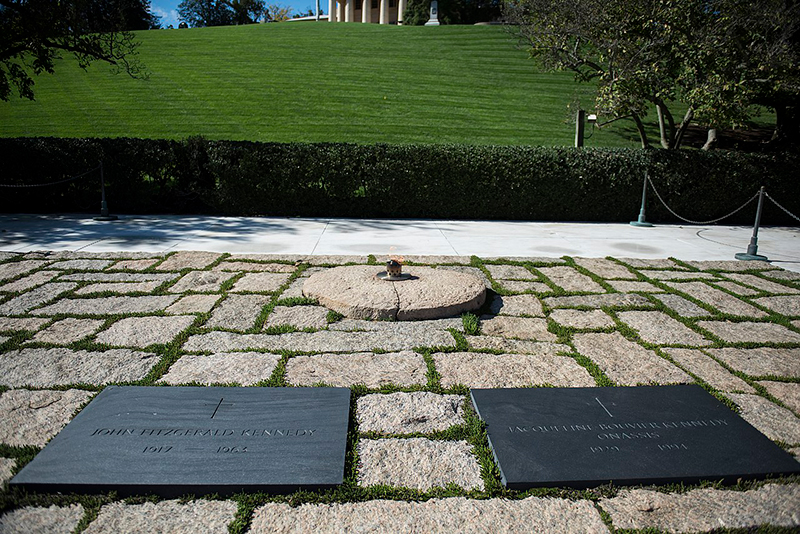 Tumba de John F. Kennedy en el Cementerio Nacional de Arlington.