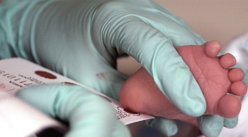 Recolección de muestra de sangre del talón de un recién nacido para las pruebas de detección.