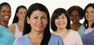 Un grupo heterogéneo de mujeres sonriendo a la cámara。