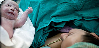 Se entrega un recién nacido a su madre inmediatamente después del parto. 