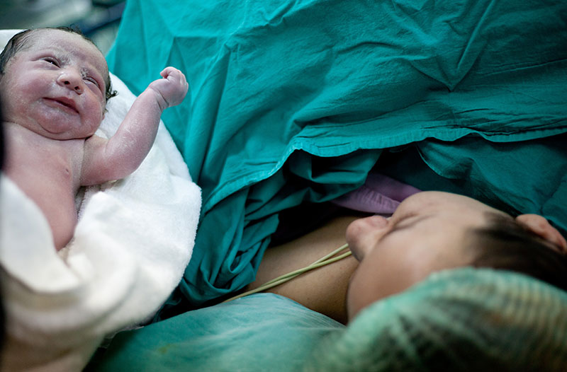 Se entrega un recién nacido a su madre inmediatamente después del parto. 