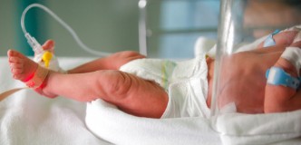 Un bebé en una unidad de cuidados intensivos neonatales.