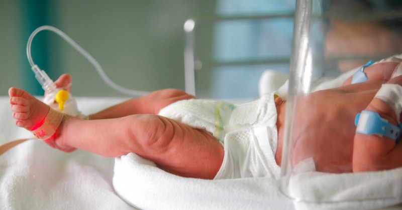 Un bebé en una unidad de cuidados intensivos neonatales.