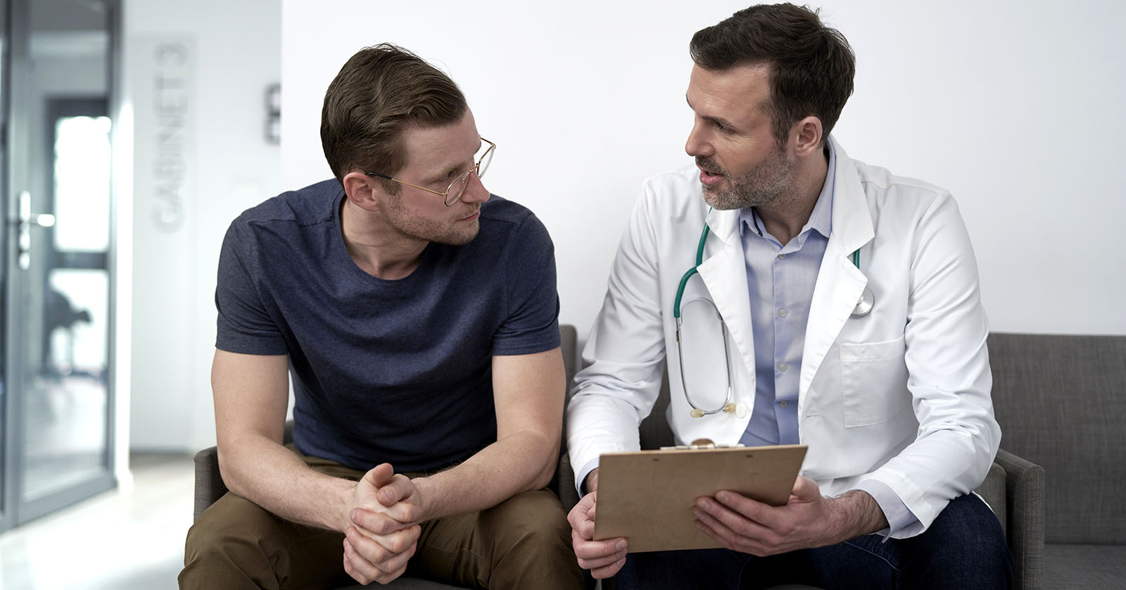 Un paciente hablando con un profesional de atención médica.
