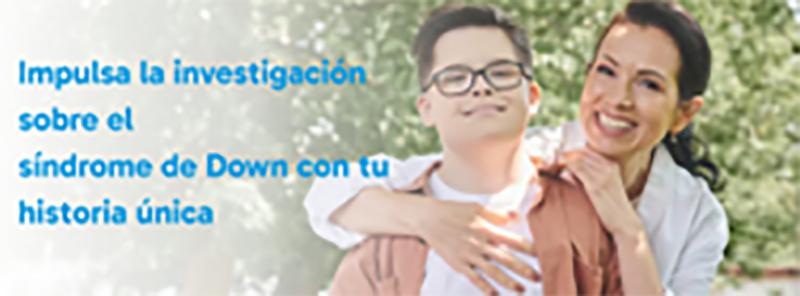 Un niño con síndrome de Down sonríe a la cámara mientras es abrazado por su madre. Un texto dice: “Impulsa la investigación sobre el síndrome de Down con tu historia única”.