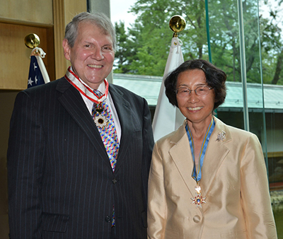 Fotografía de los investigadores sonriendo y vistiendo sus cintas honoríficas en 2012.