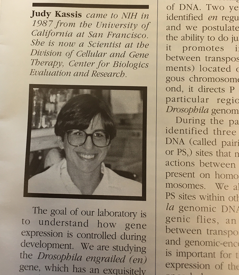 Escaneo en blanco y negro de la copia física de la publicación, que tiene una foto de la Dra. Kassis, sonriendo.