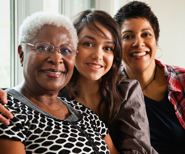 Imagen de 3 mujeres sonrientes que son de diferentes generaciones dentro de una familia.