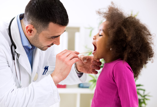 Un médico revisando a un niño.