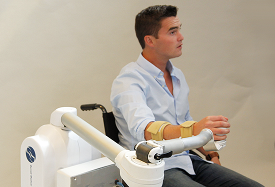 Un hombre usa un brazo robótico para terapia de rehabilitación. Crédito: William Townsend, Barrett Technology