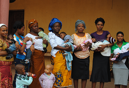 Mujeres embarazadas y sus hijos fuera de la iglesia en Nigeria