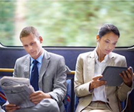 Dos adultos que leen en el tren