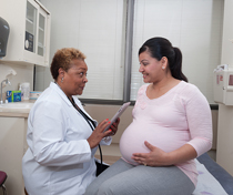 Mujer embarazada y su proveedor de salud